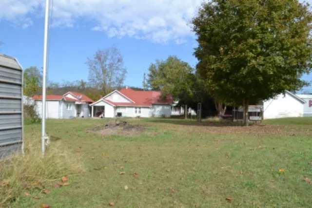 218 E Lake Ave Celina, TN 38551
