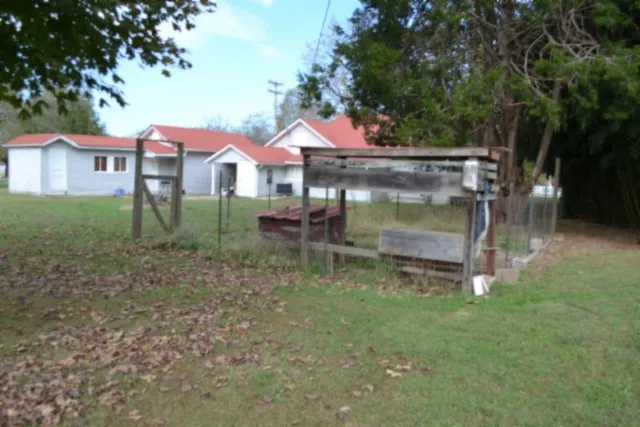 218 E Lake Ave Celina, TN 38551