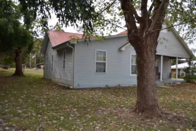 218 E Lake Ave Celina, TN 38551