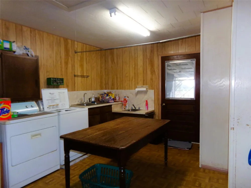 403 West Street Weimar, TX 78962