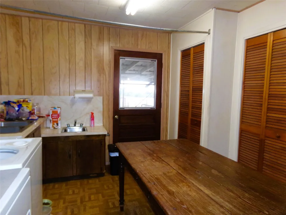 403 West Street Weimar, TX 78962