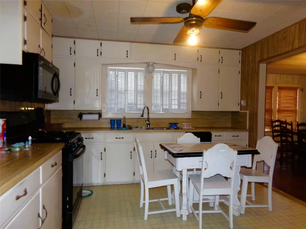 403 West Street Weimar, TX 78962