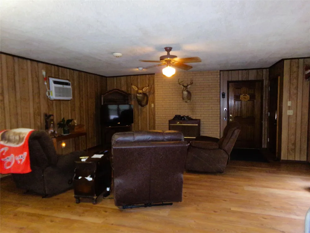 403 West Street Weimar, TX 78962
