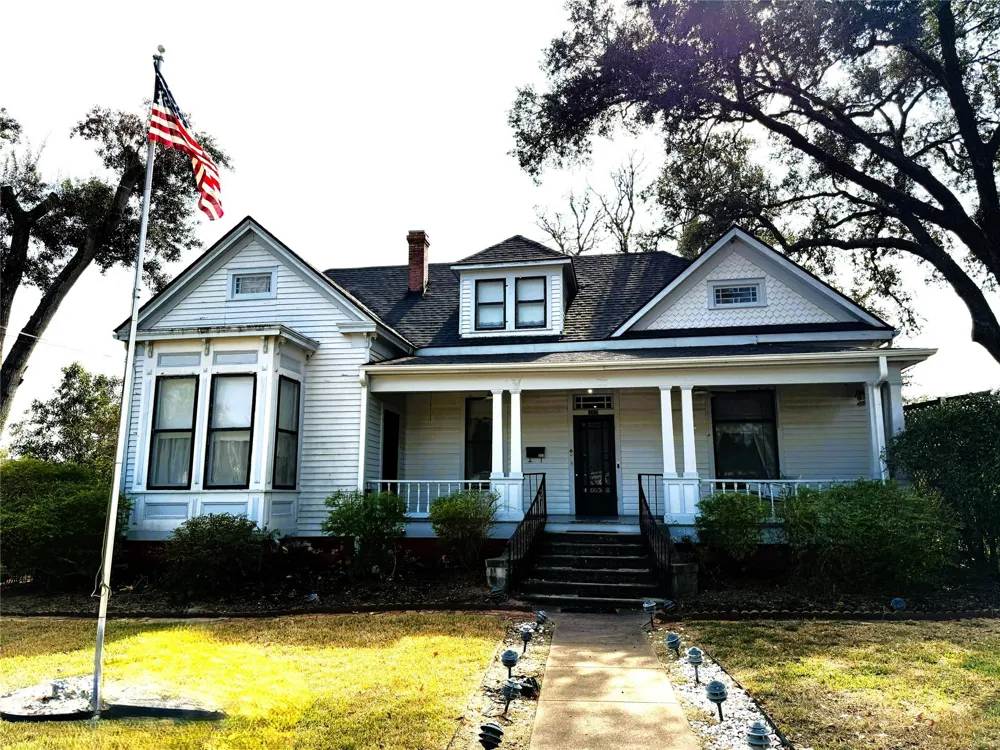 303 E Austin Street E Bellville, TX 77418