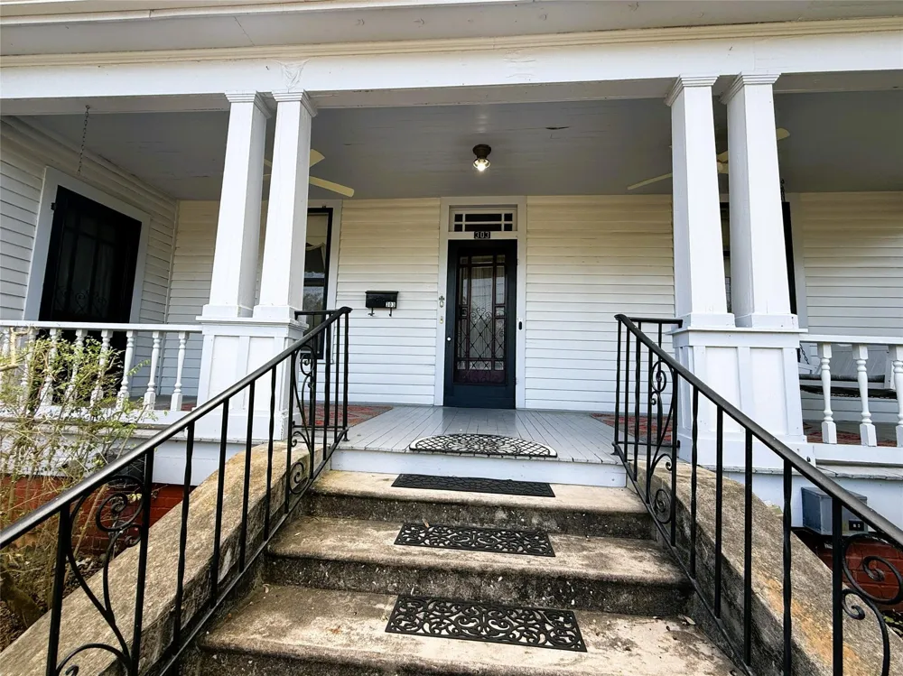 303 E Austin Street E Bellville, TX 77418