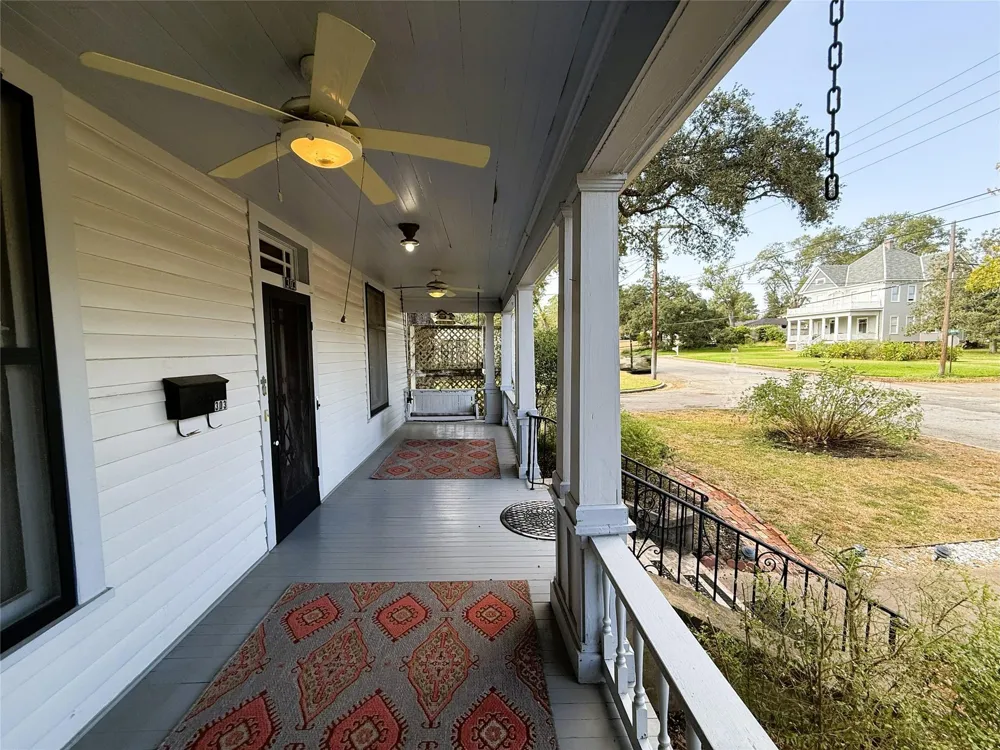 303 E Austin Street E Bellville, TX 77418