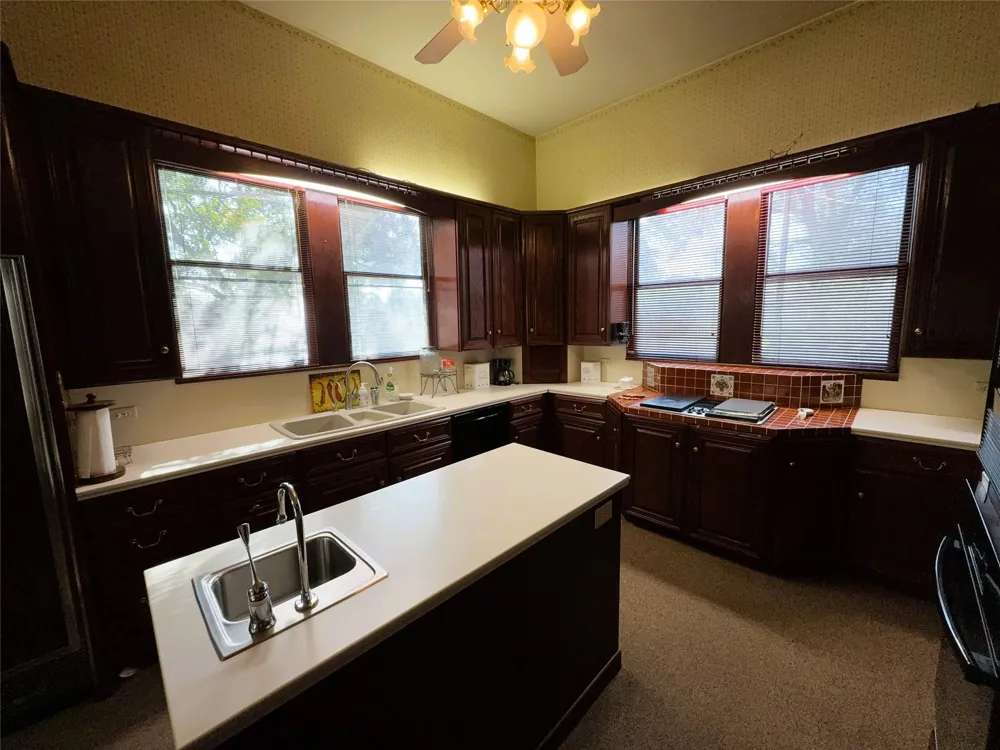 303 E Austin Street E Bellville, TX 77418