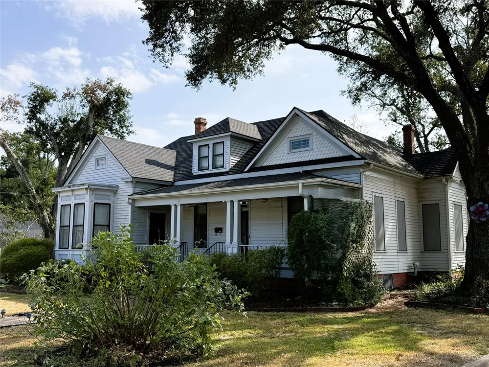 303 E Austin Street E Bellville, TX 77418