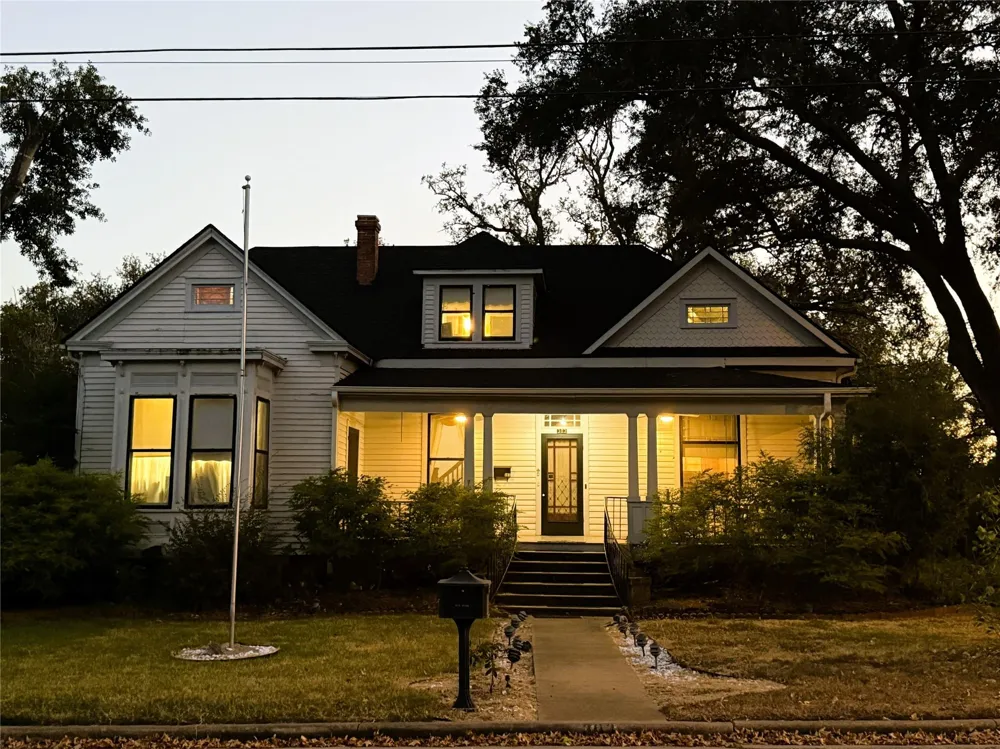 303 E Austin Street E Bellville, TX 77418