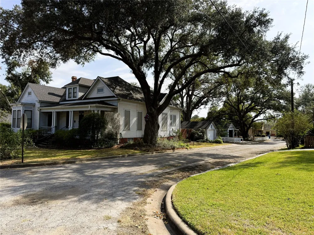303 E Austin Street E Bellville, TX 77418