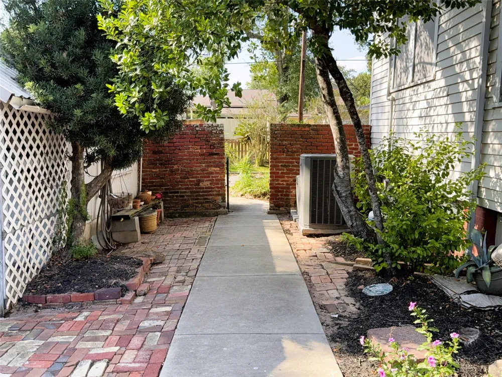 303 E Austin Street E Bellville, TX 77418