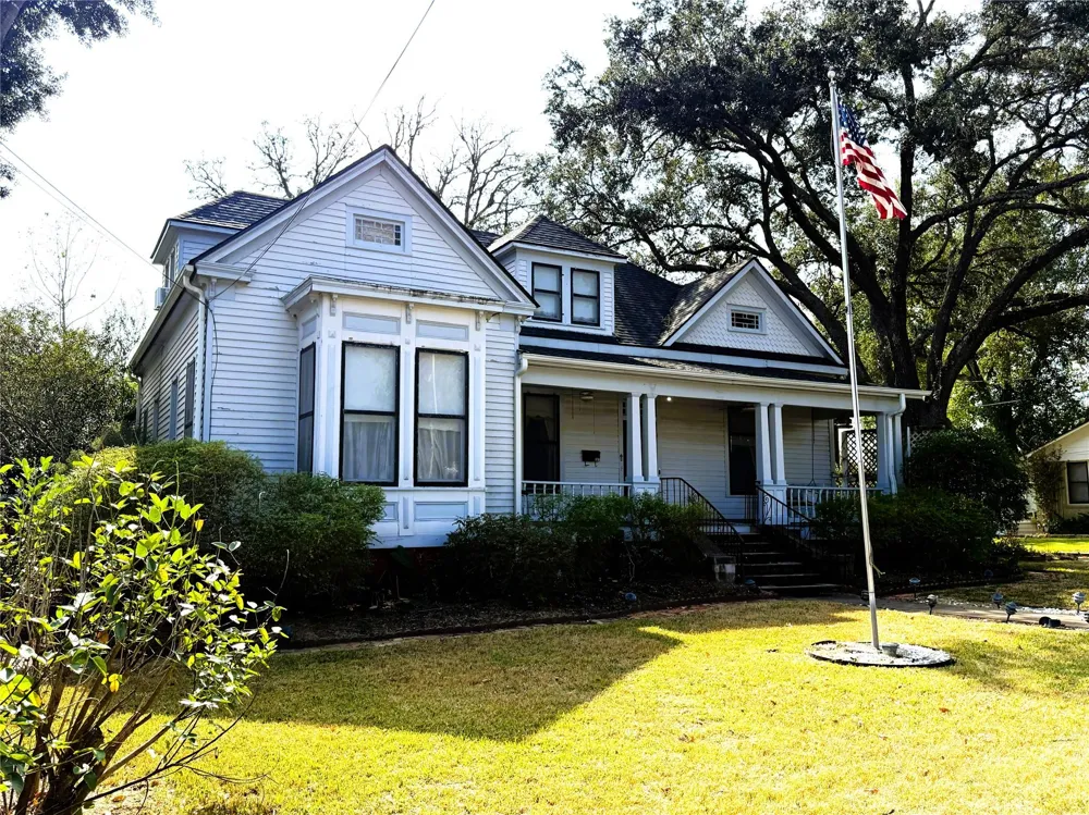 303 E Austin Street E Bellville, TX 77418