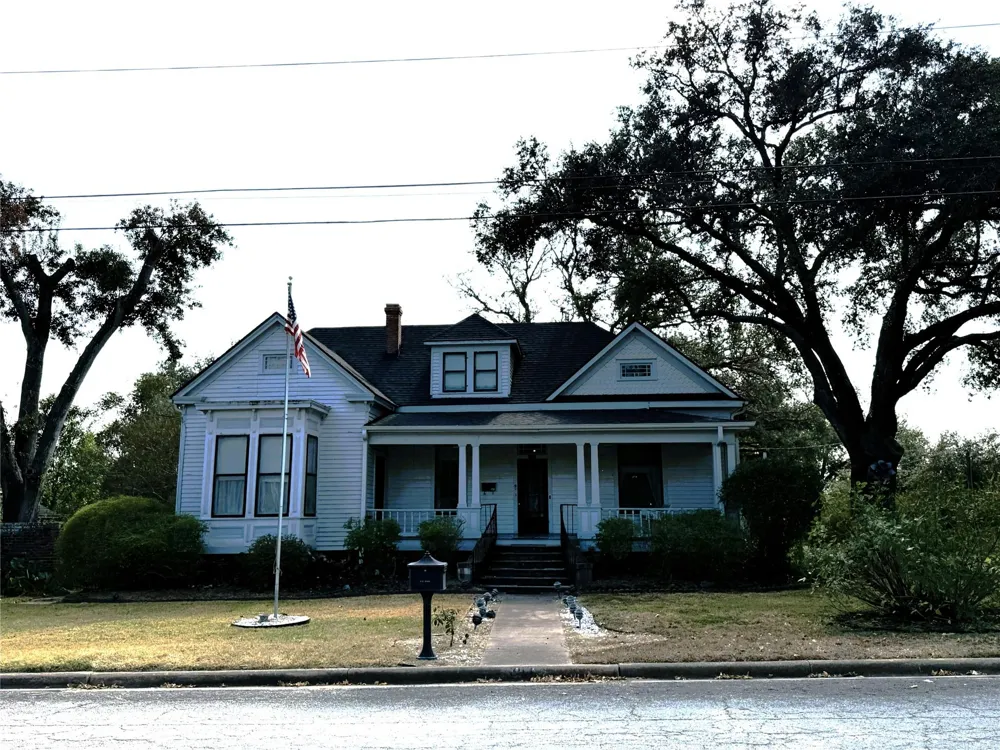 303 E Austin Street E Bellville, TX 77418