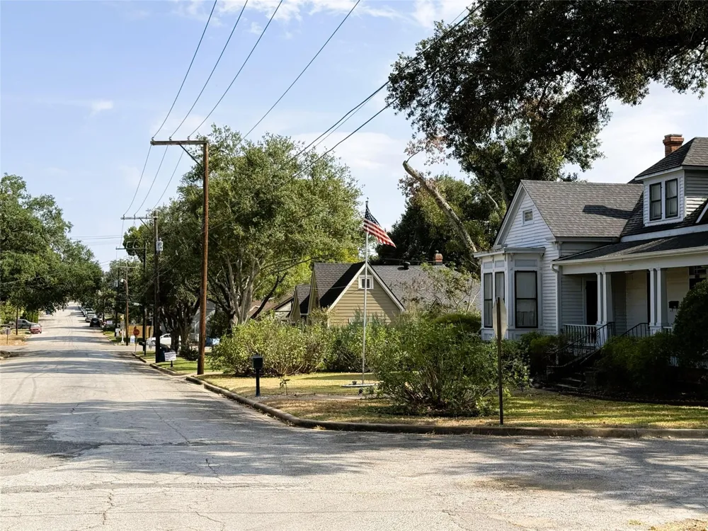 303 E Austin Street E Bellville, TX 77418