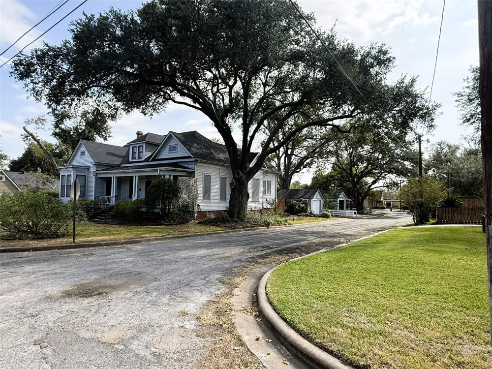 303 E Austin Street E Bellville, TX 77418