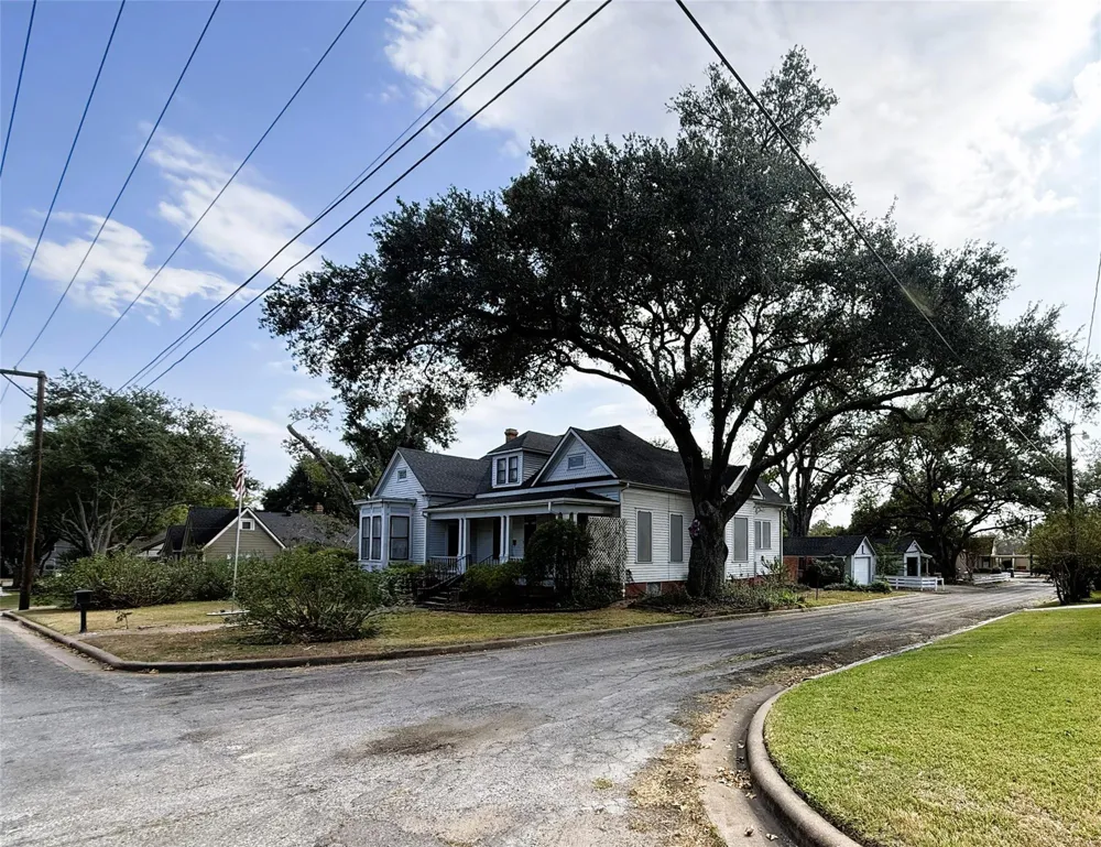 303 E Austin Street E Bellville, TX 77418