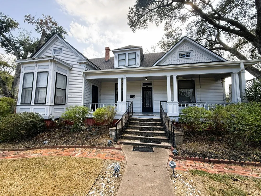 303 E Austin Street E Bellville, TX 77418