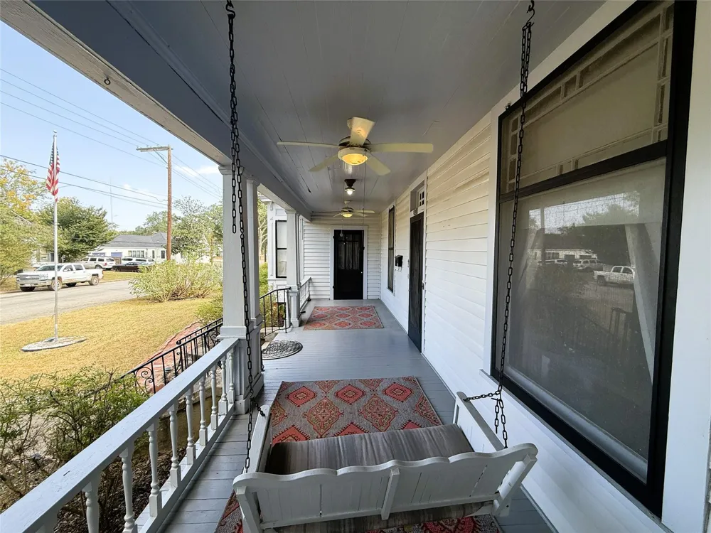 303 E Austin Street E Bellville, TX 77418