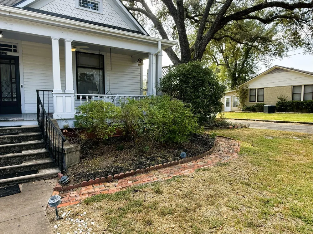 303 E Austin Street E Bellville, TX 77418