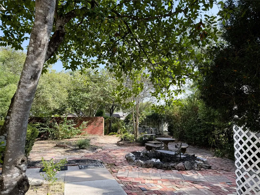303 E Austin Street E Bellville, TX 77418