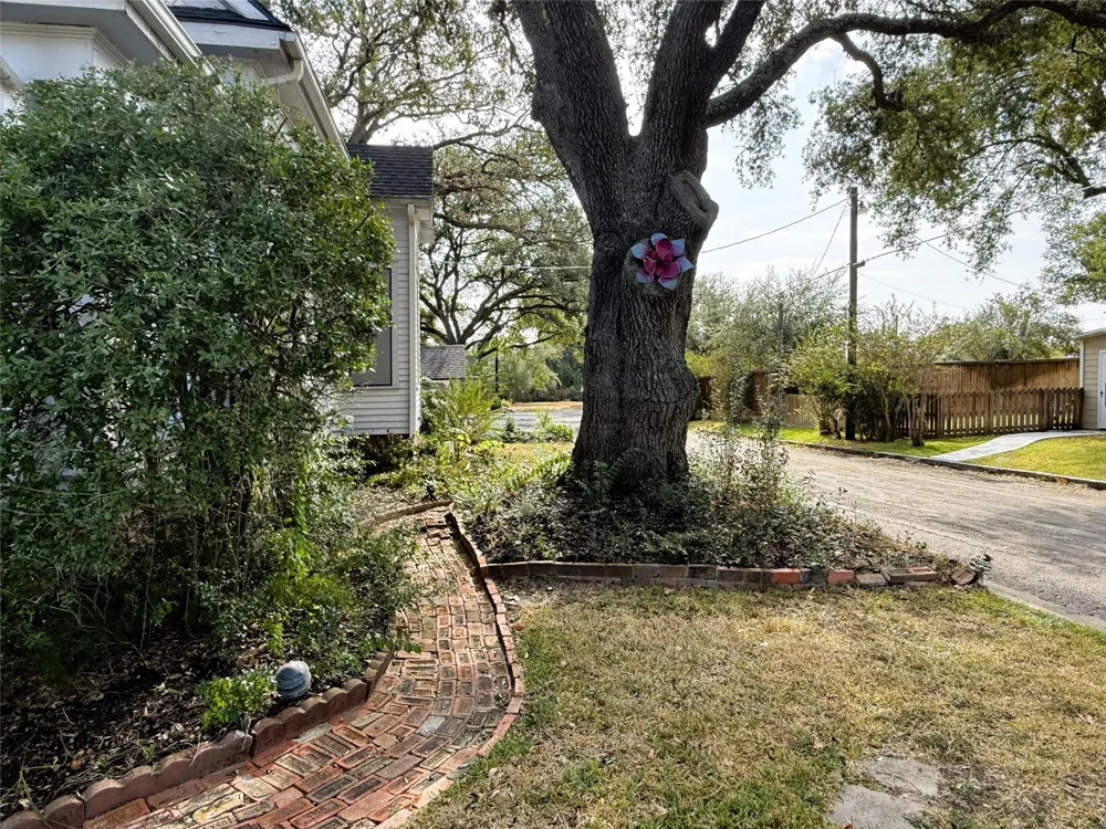 303 E Austin Street E Bellville, TX 77418