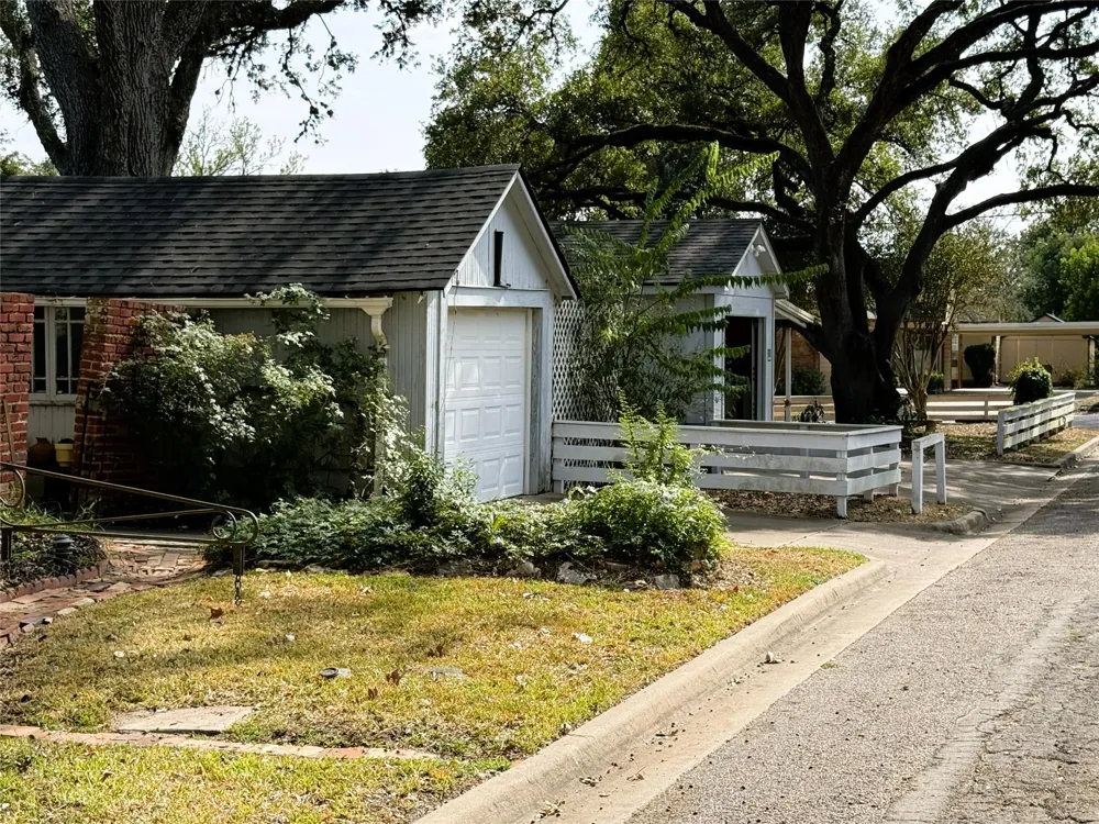 303 E Austin Street E Bellville, TX 77418
