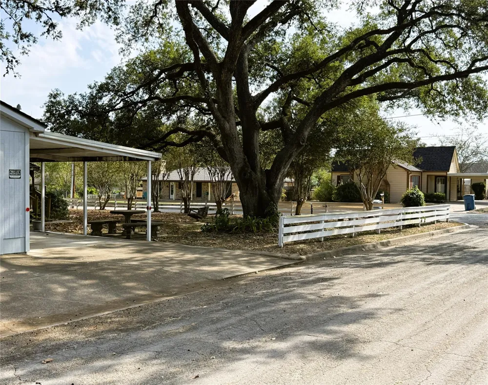 303 E Austin Street E Bellville, TX 77418