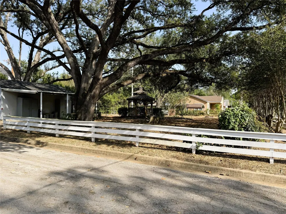 303 E Austin Street E Bellville, TX 77418