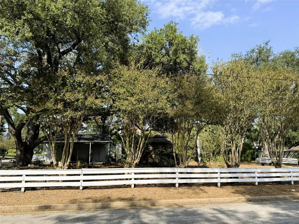 303 E Austin Street E Bellville, TX 77418
