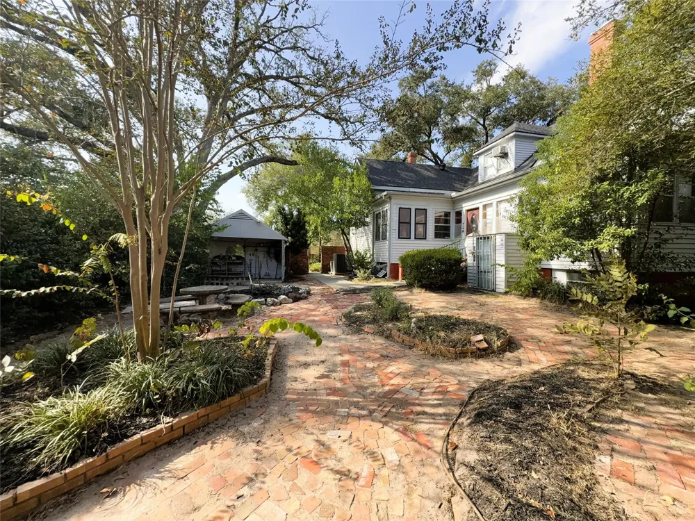 303 E Austin Street E Bellville, TX 77418