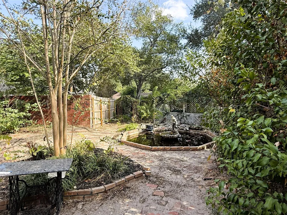 303 E Austin Street E Bellville, TX 77418