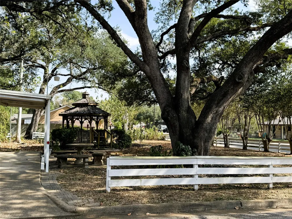 303 E Austin Street E Bellville, TX 77418