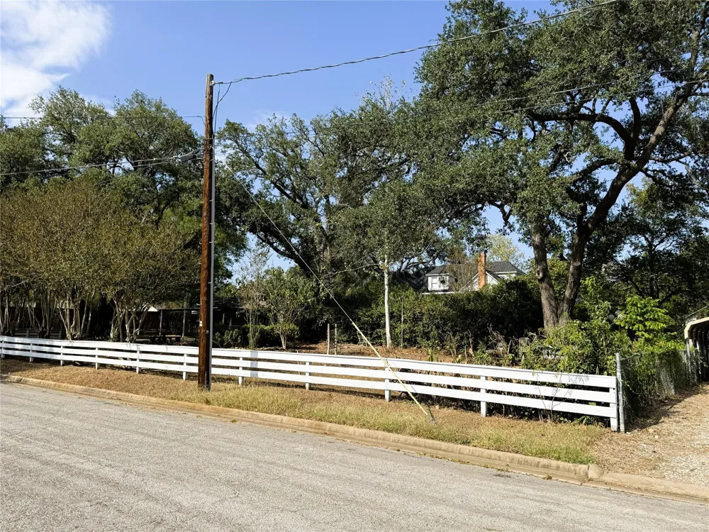 303 E Austin Street E Bellville, TX 77418