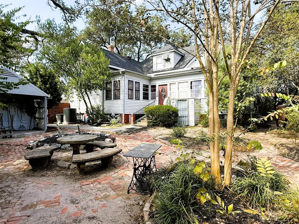 303 E Austin Street E Bellville, TX 77418