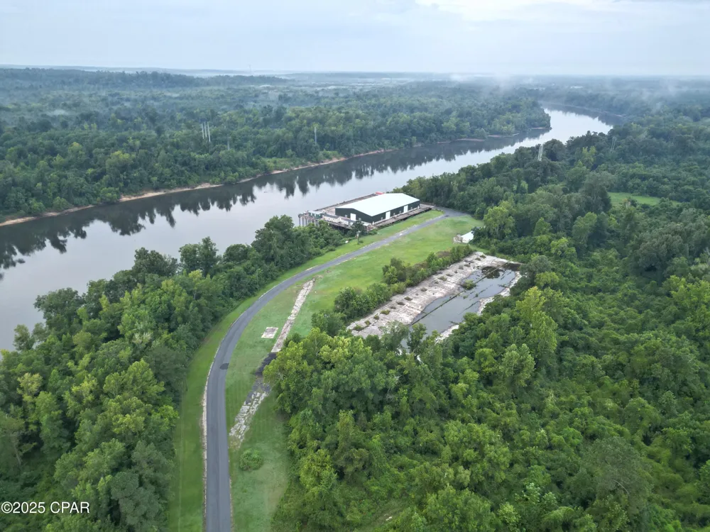 8599 Gadsen Trail Sneads, FL 32460