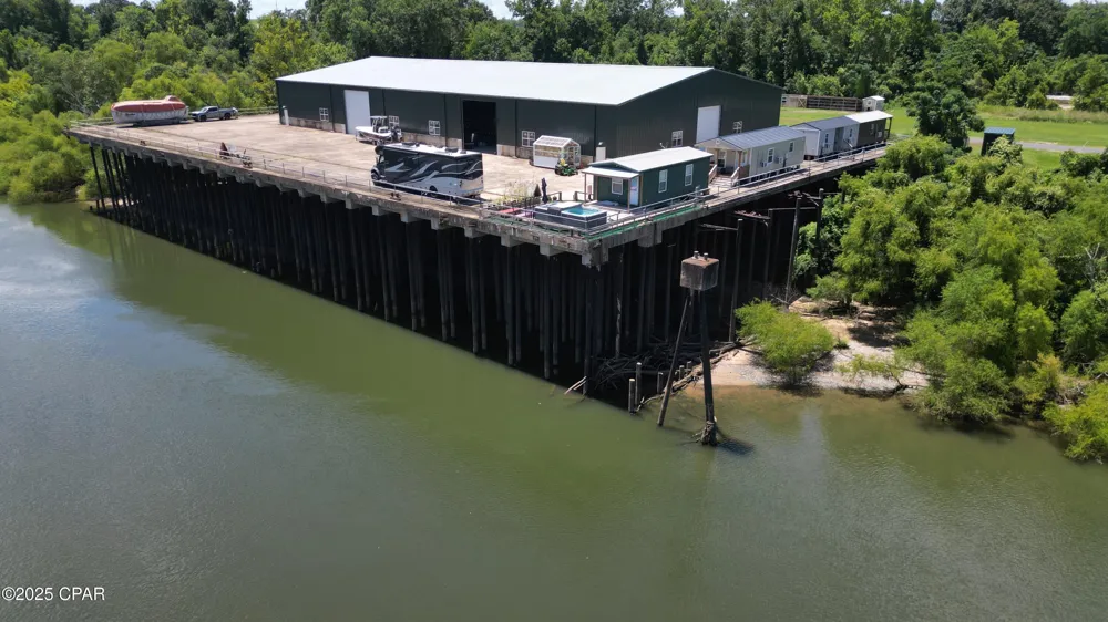 8599 Gadsen Trail Sneads, FL 32460