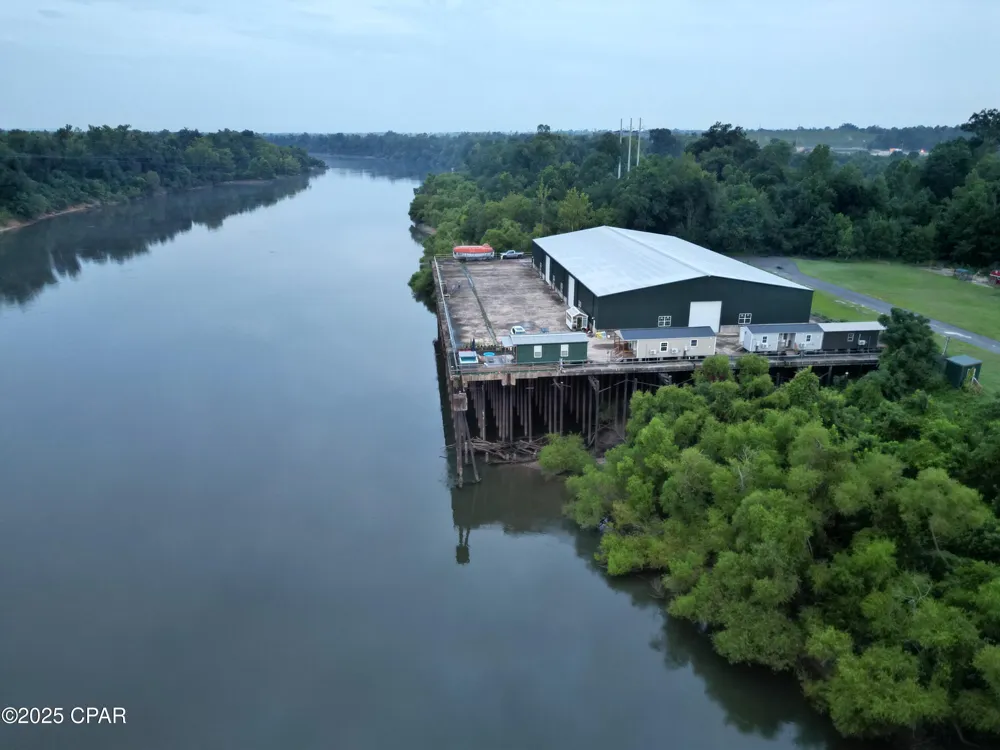 8599 Gadsen Trail Sneads, FL 32460