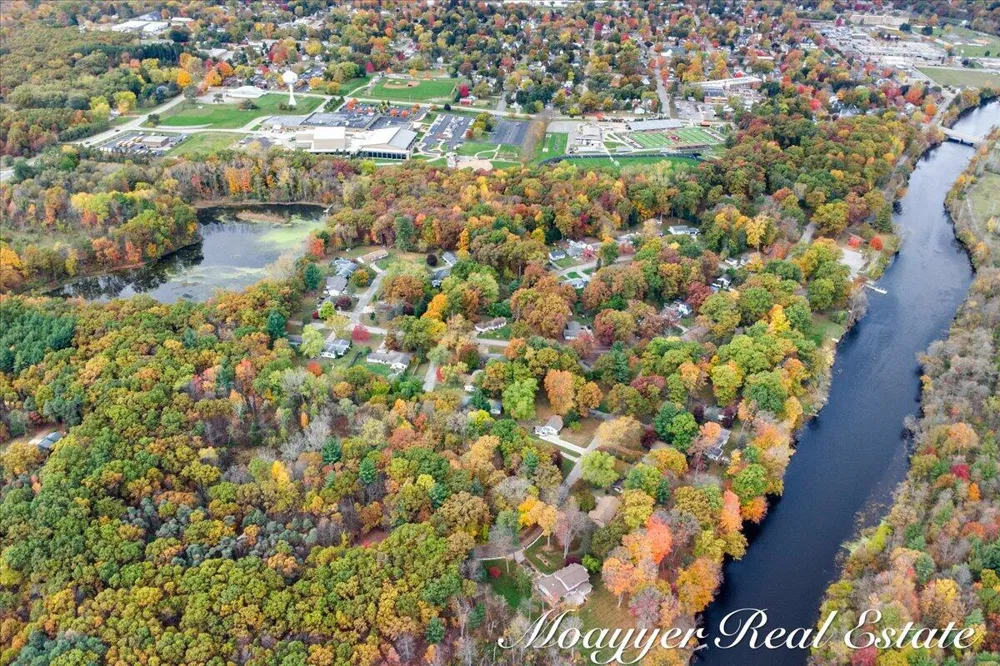 632 Edgewood Drive Belding, MI 48809
