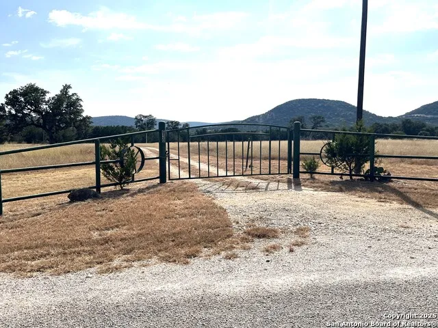 630 Indian Mound Tarpley, TX 78883