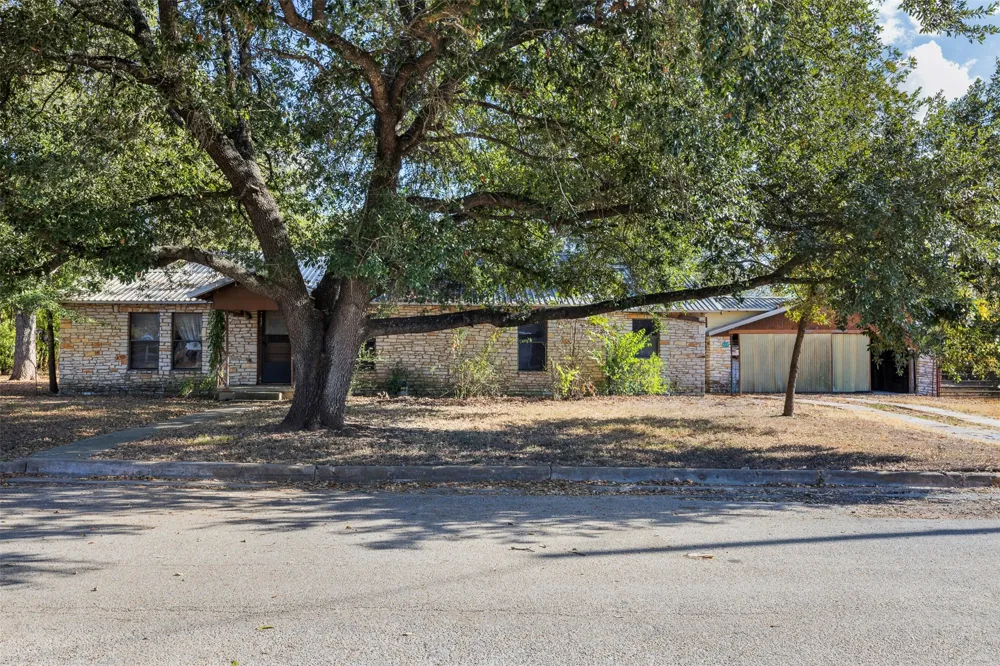 517 First Street Lexington, TX 78947