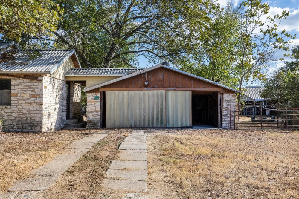 517 First Street Lexington, TX 78947