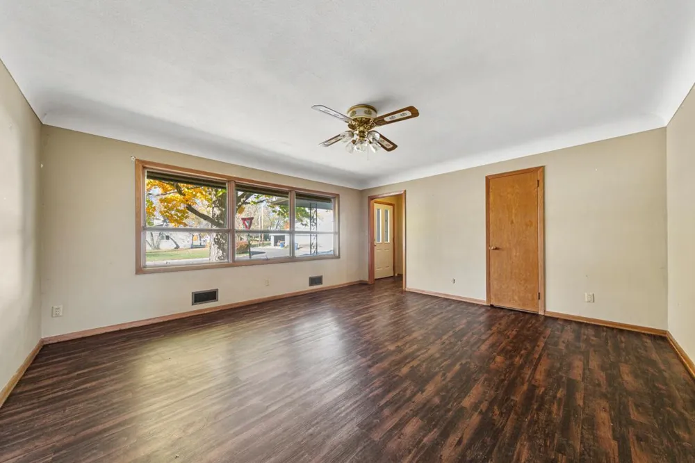 1043 Chase Avenue Gibbon, MN 55335