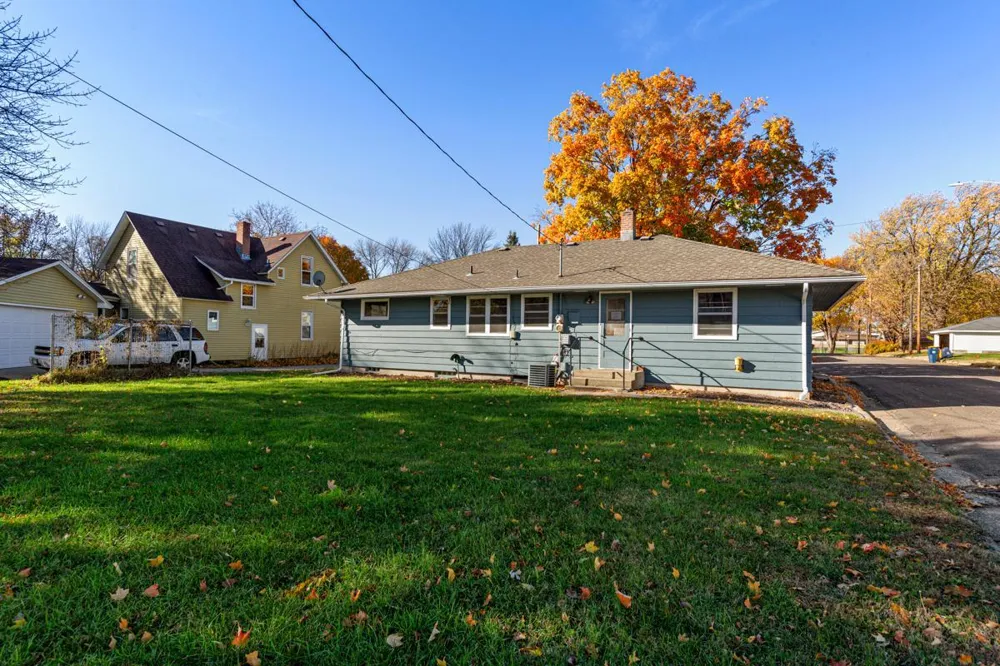1043 Chase Avenue Gibbon, MN 55335