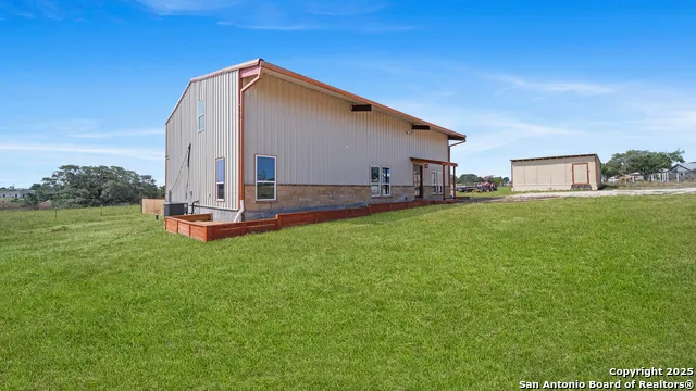 201 Lakeview Cir La Vernia, TX 78121