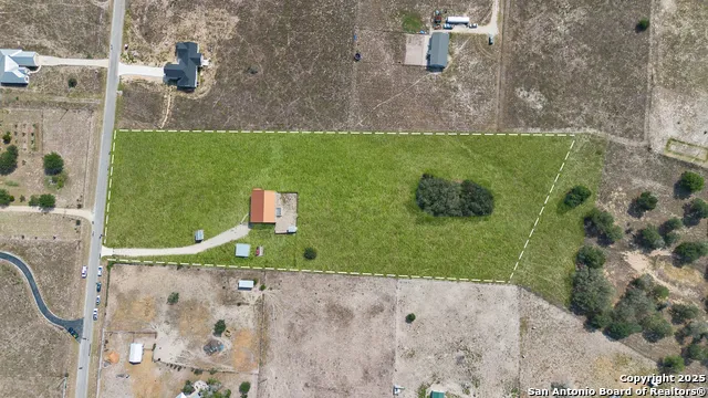 201 Lakeview Cir La Vernia, TX 78121