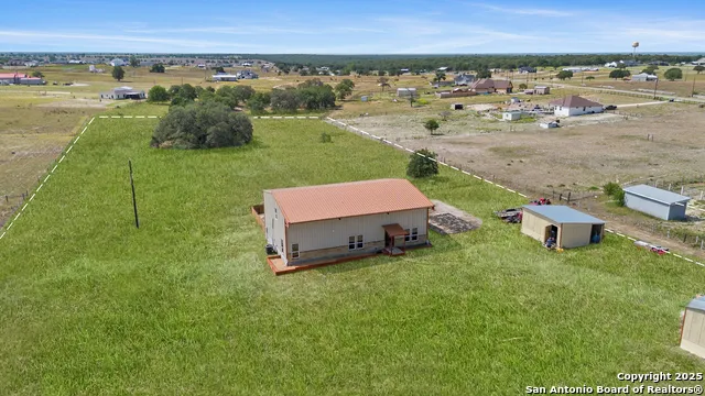 201 Lakeview Cir La Vernia, TX 78121