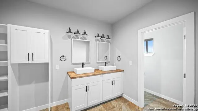 201 Lakeview Cir La Vernia, TX 78121