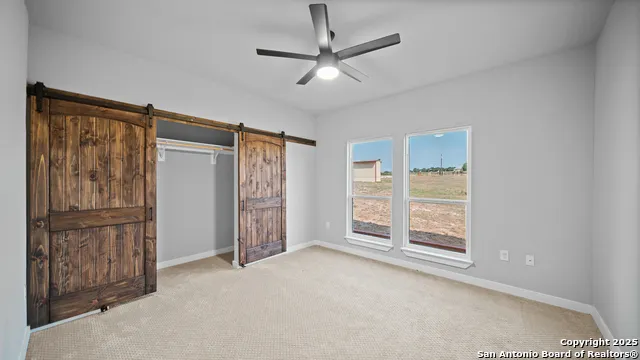 201 Lakeview Cir La Vernia, TX 78121