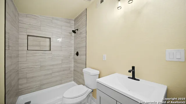 201 Lakeview Cir La Vernia, TX 78121