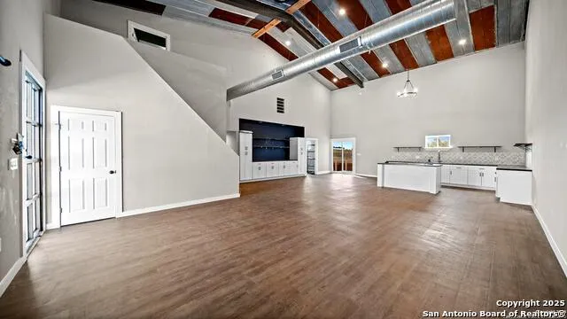 201 Lakeview Cir La Vernia, TX 78121